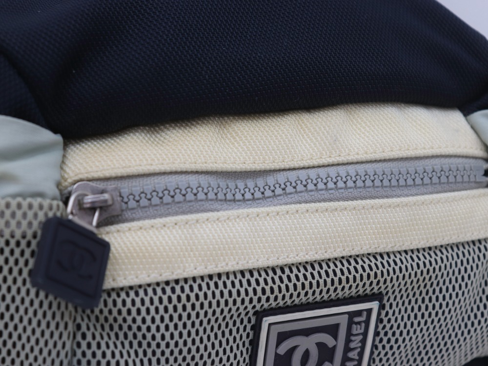 シャネルスポーツラインボディバッグファスナー