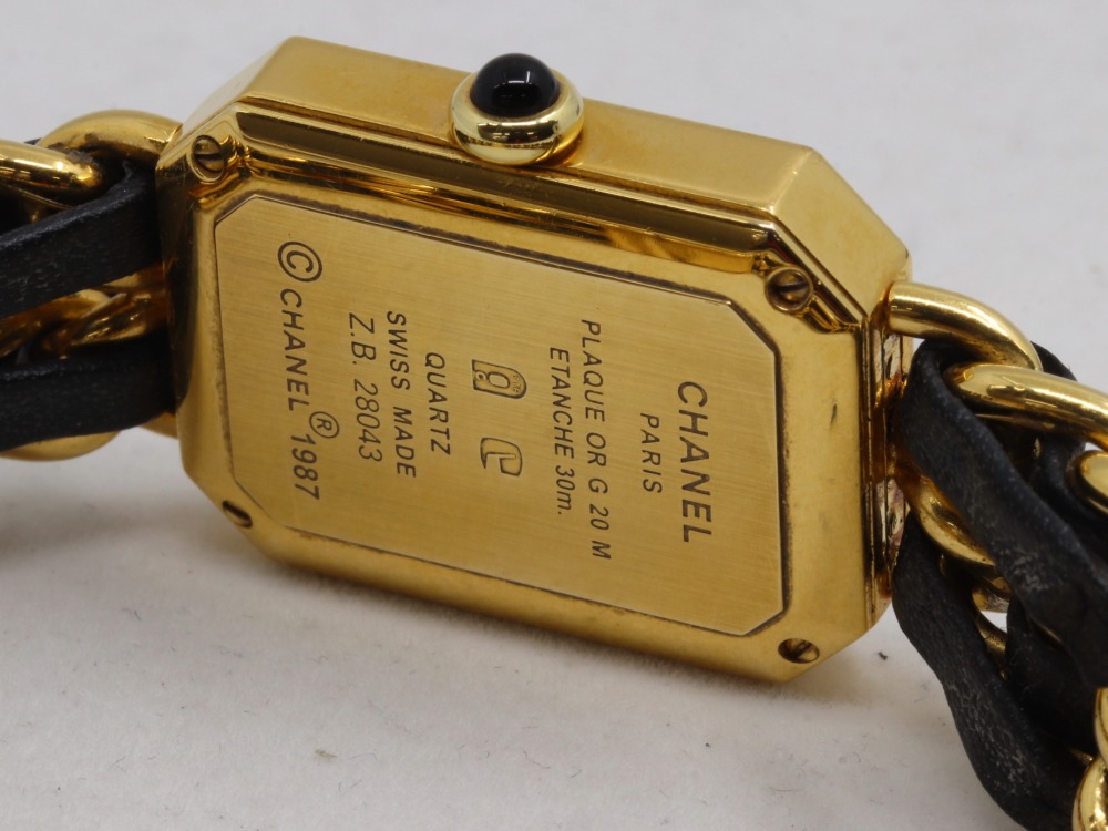 シャネルプルミエール腕時計裏ブタ