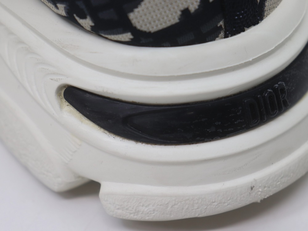 ディオールD-WANDERスニーカーかかと