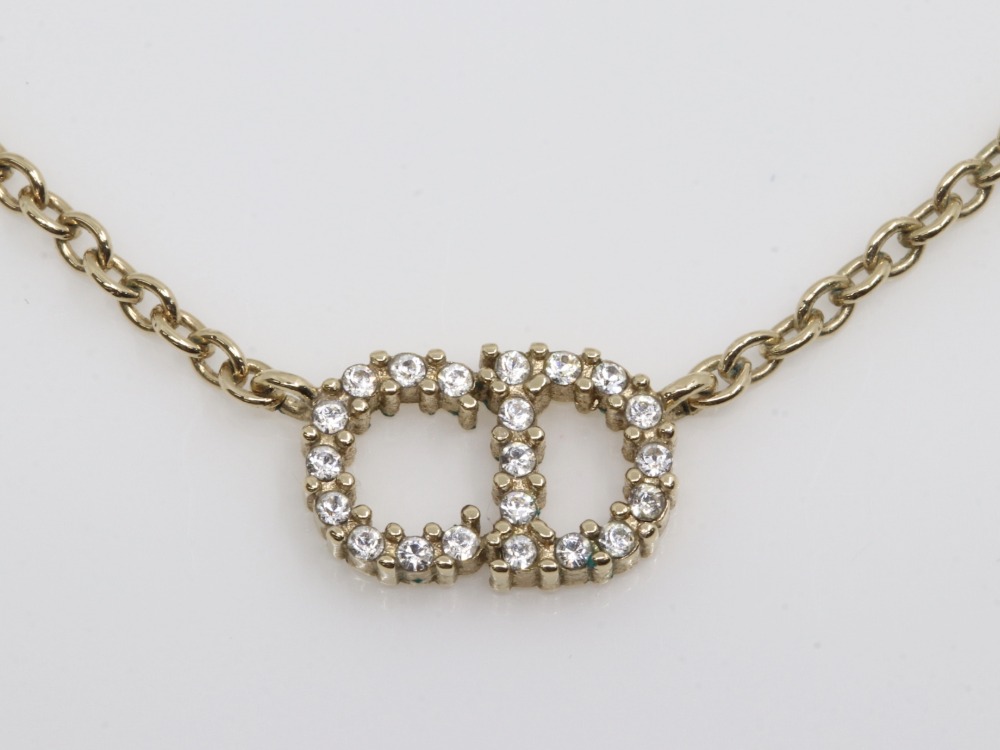 ディオールラインストーンロゴネックレスアップ画像