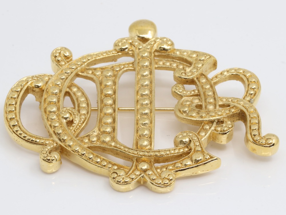 ディオールロゴブローチアップ画像