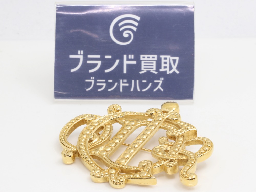 ディオールロゴブローチ全体図