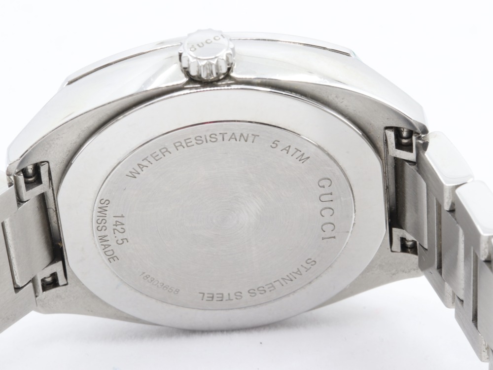 不動のグッチ142.5腕時計裏面