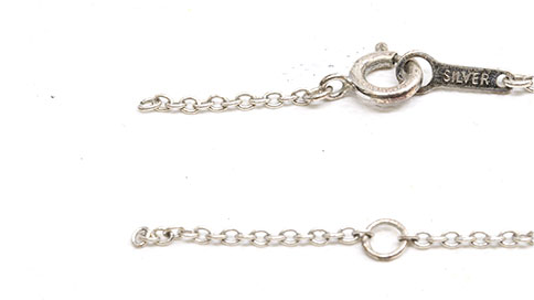 壊れている銀シルバーのネックレス