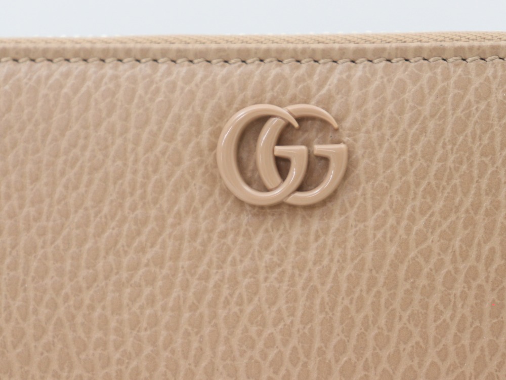 グッチのGGマーモント長財布ベージュロゴ