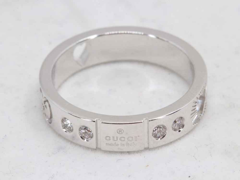 グッチのアイコンハートリングロゴ刻印