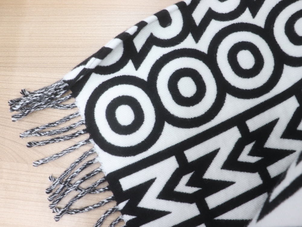 フェンディのウールポンチョフリンジ