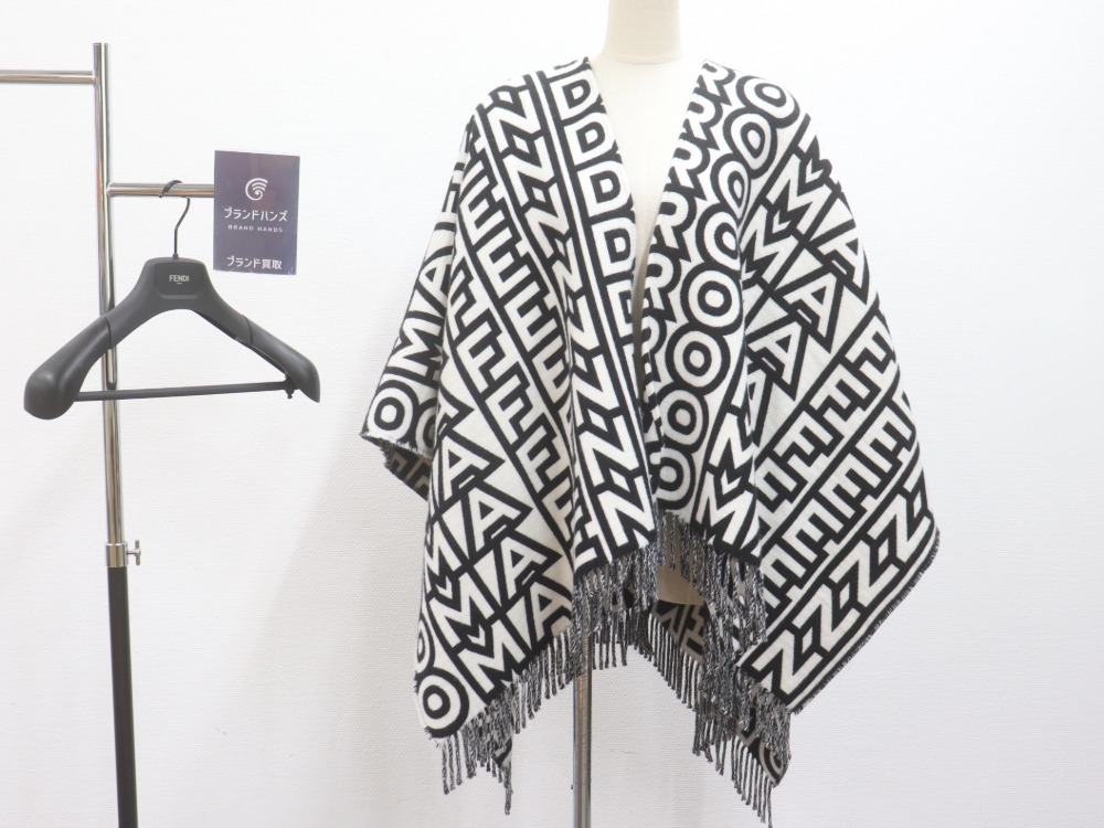 フェンディのウールポンチョ全体
