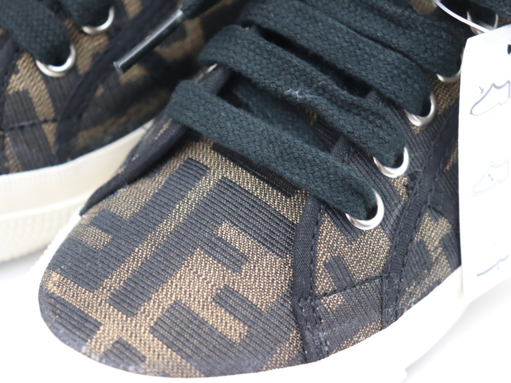 フェンディズッカ柄スニーカーつま先