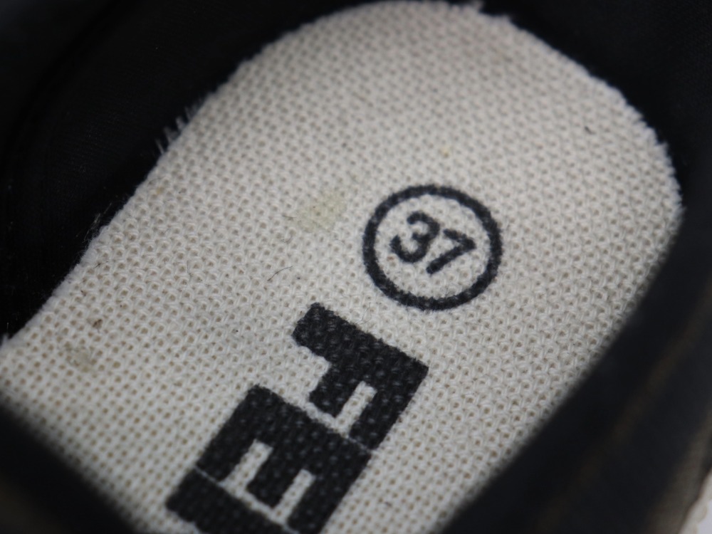 フェンディズッカ柄スニーカー内側