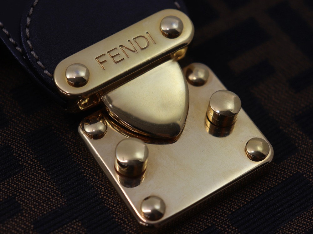 フェンディズッカ柄バニティバッグ金具