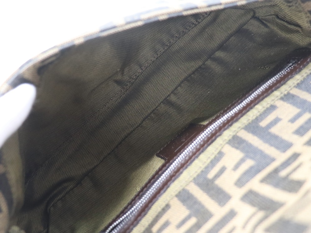 フェンディズッカ柄マンマバケット内側