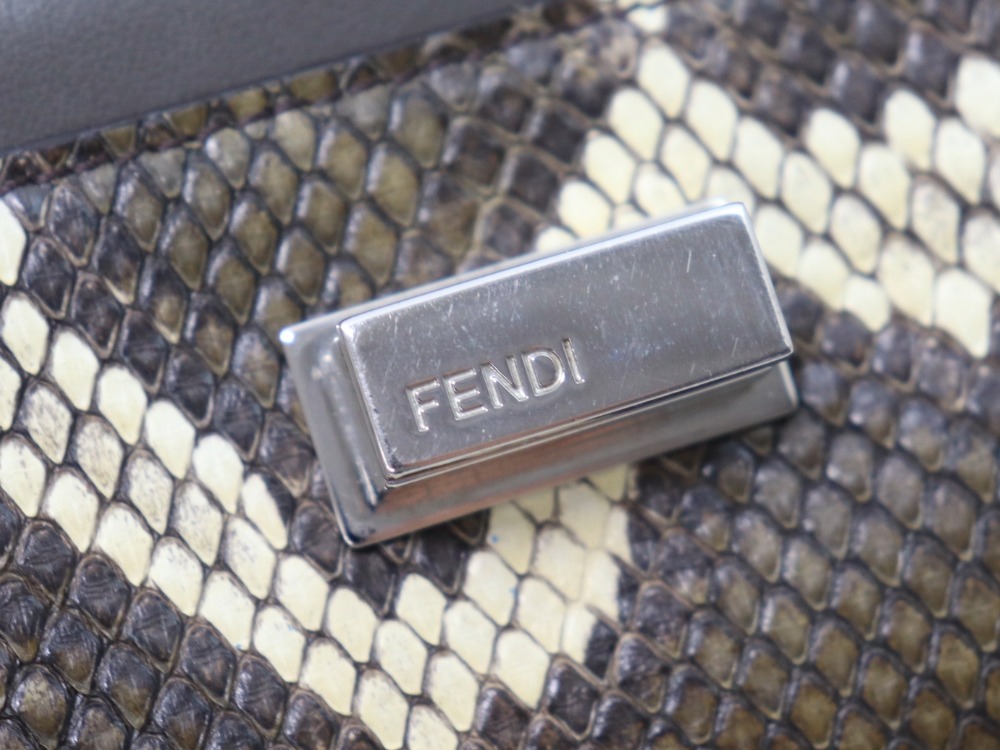 フェンディピーカブー長財布刻印