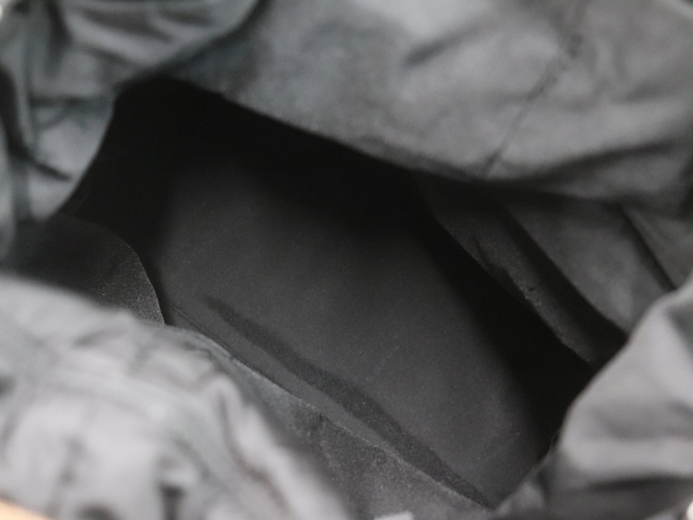 フェンディモンスターリュック内