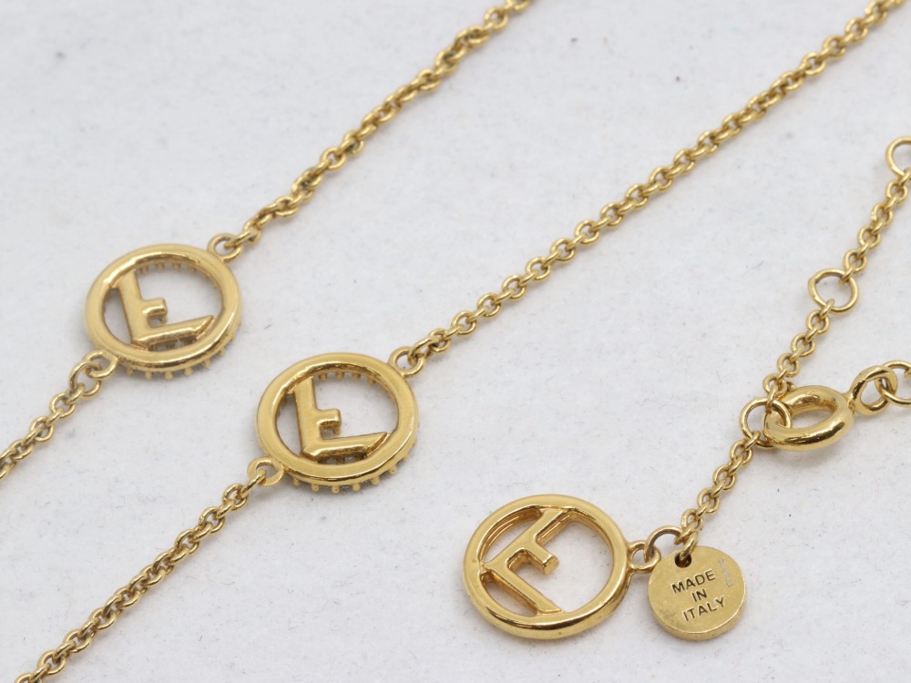 フェンディロゴラインストーンネックレスアップ画像