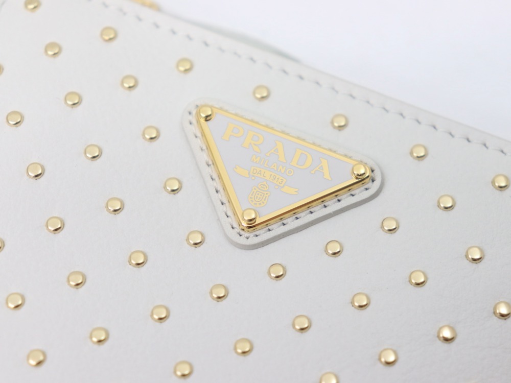 プラダ2つ折り財布ロゴ