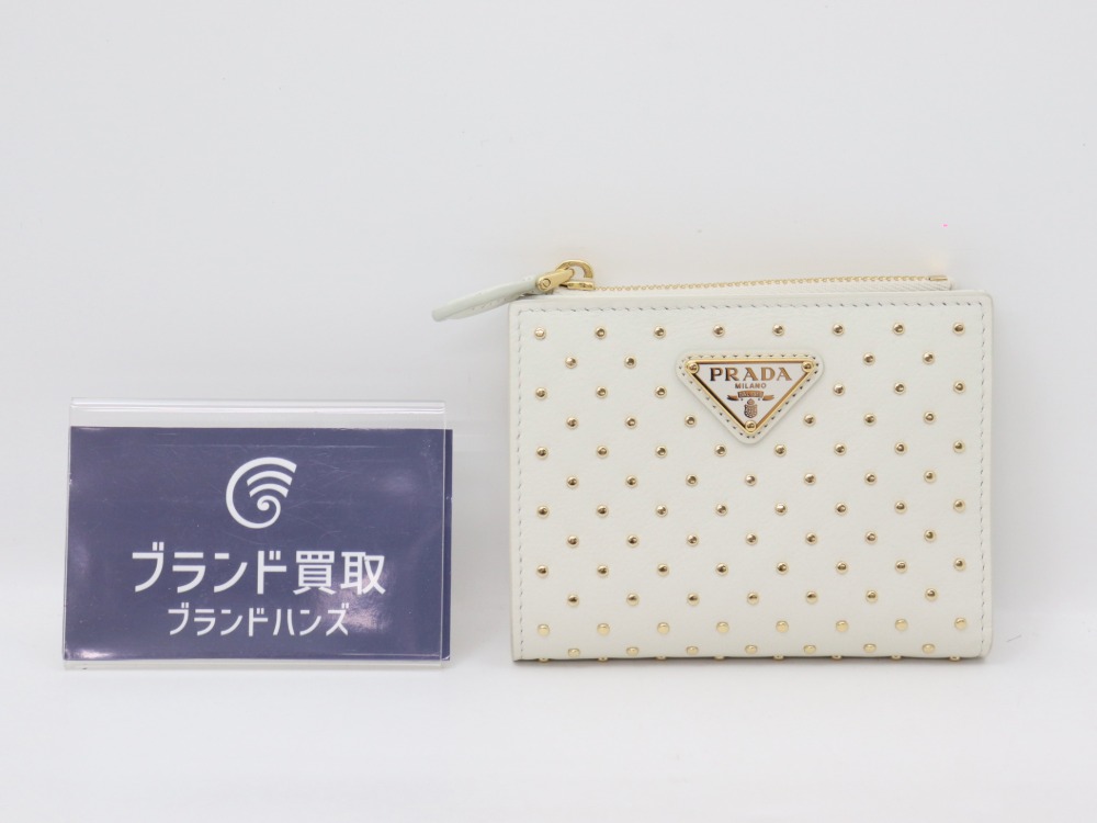 プラダ2つ折り財布全体