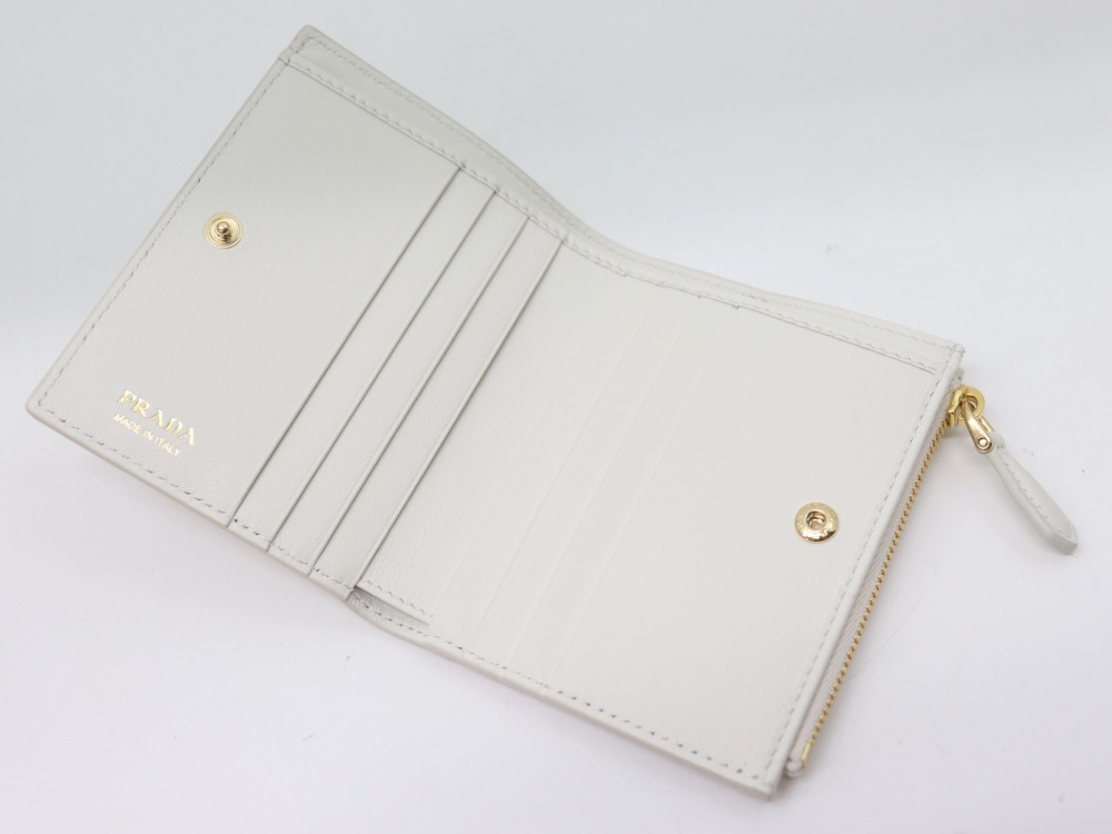 プラダ2つ折り財布内側