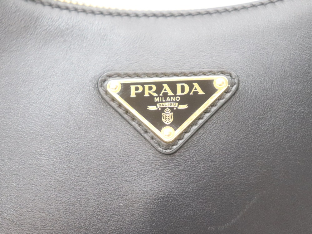 プラダのアーケショルダーバッグロゴ