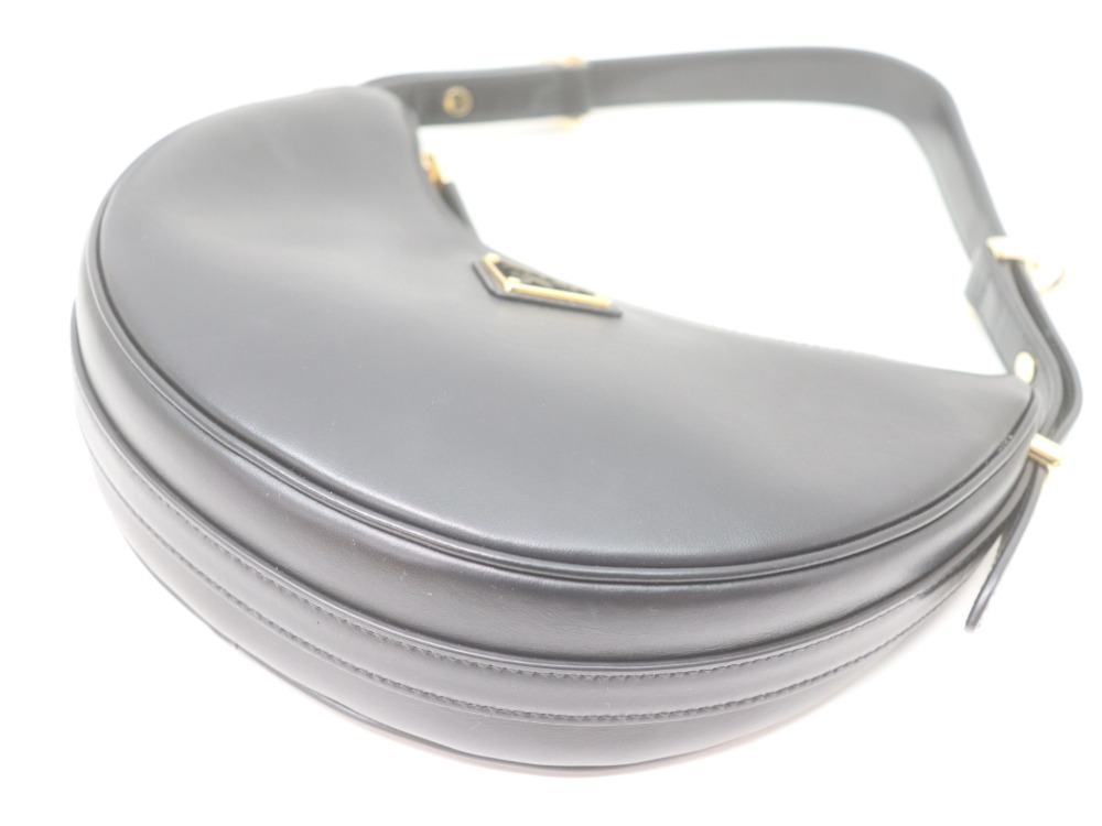 プラダのアーケショルダーバッグ底面