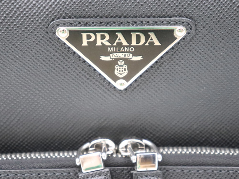 プラダのバックパックロゴ