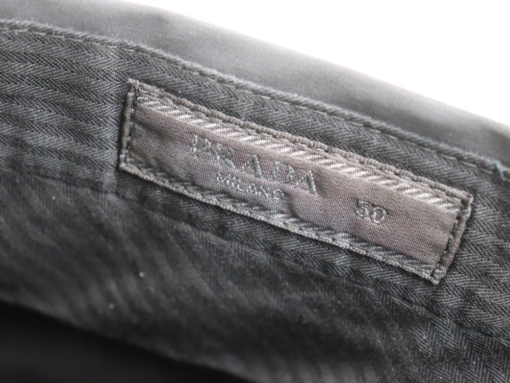 プラダのメンズパンツロゴ