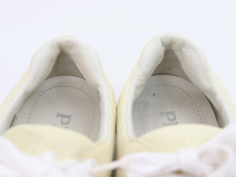 プラダのレザースニーカーかかと