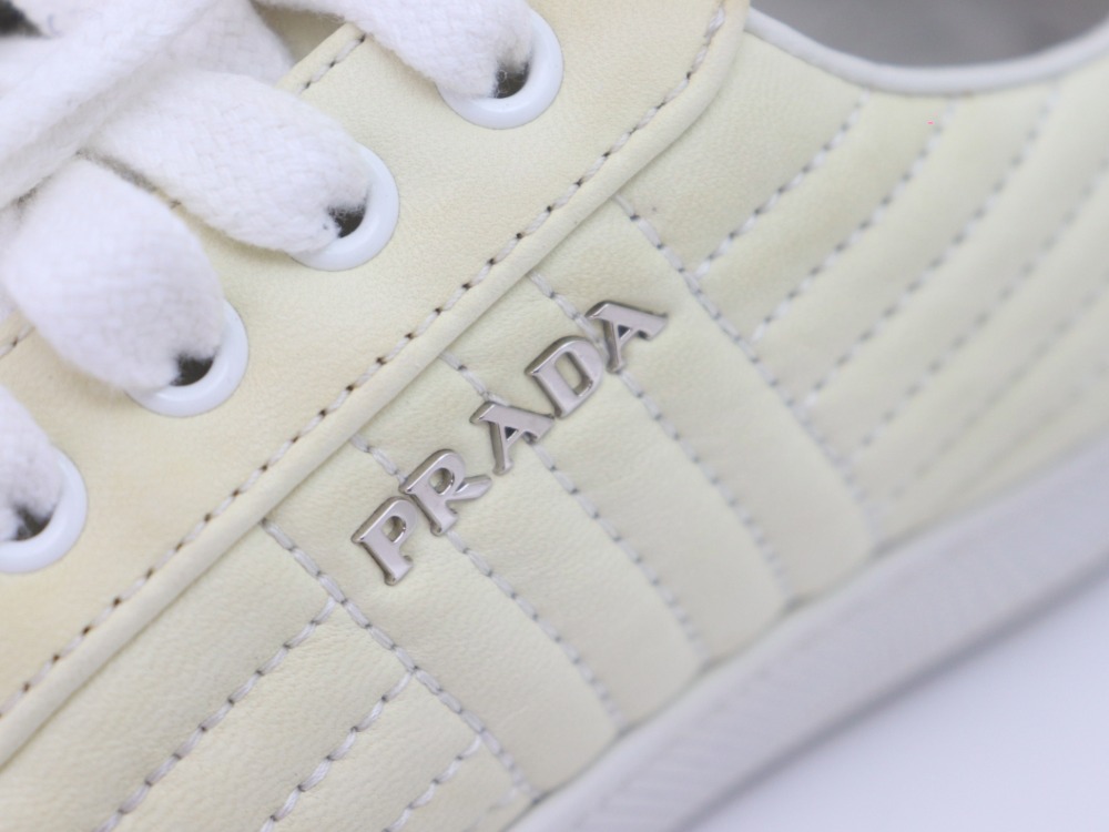 プラダのレザースニーカーロゴ