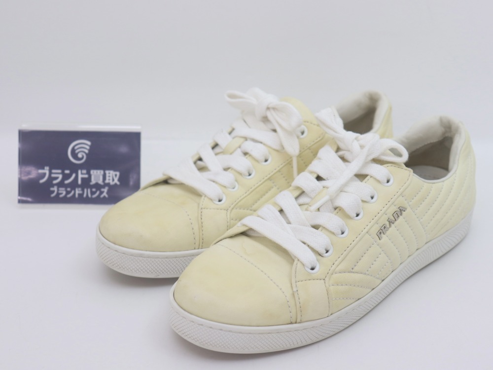 プラダのレザースニーカー全体