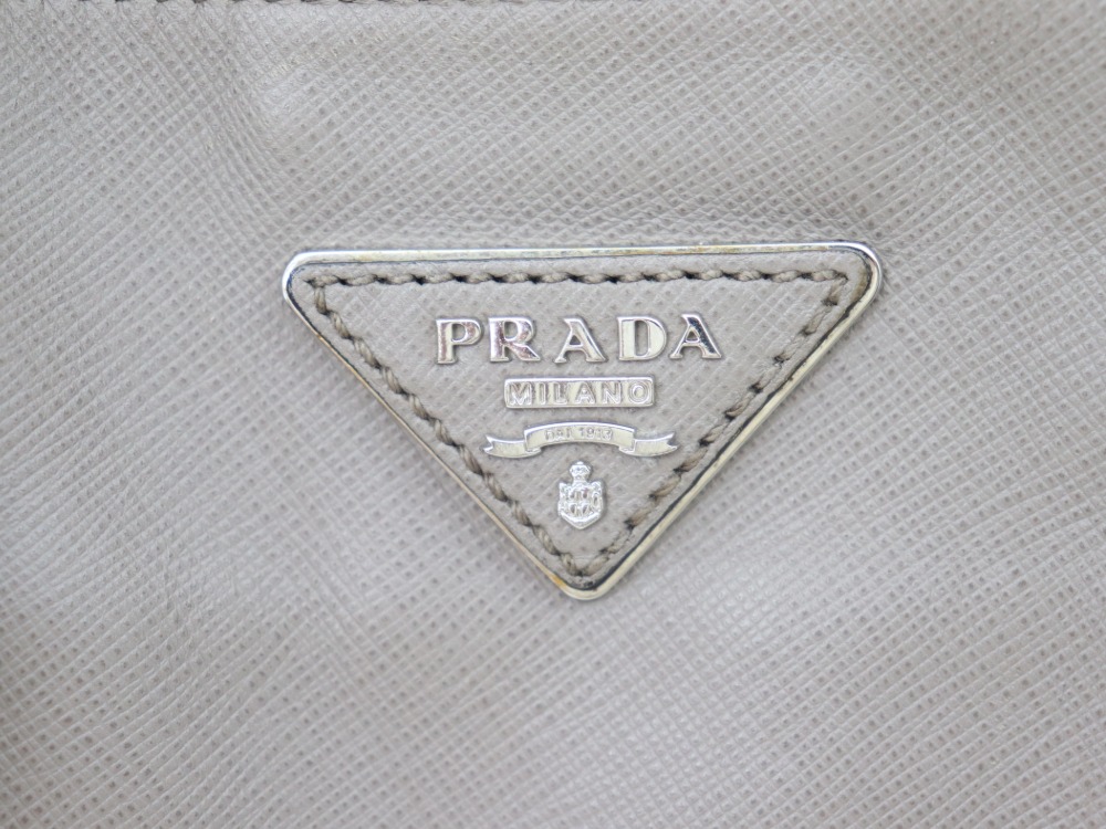プラダのレザートートバッグロゴ