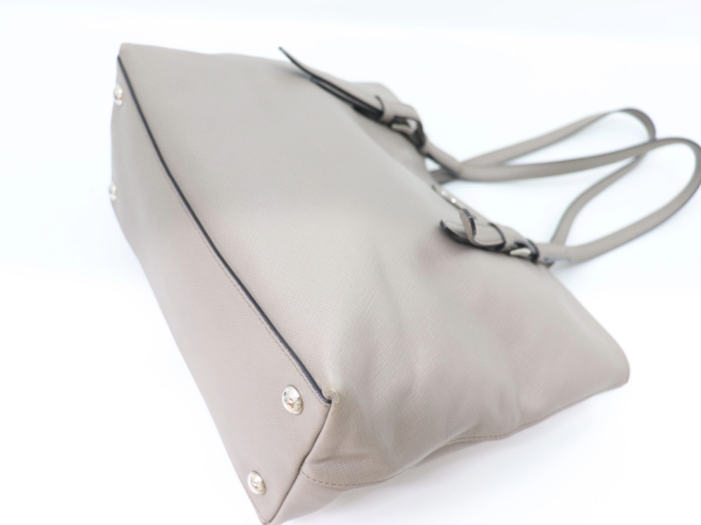 プラダのレザートートバッグ底面