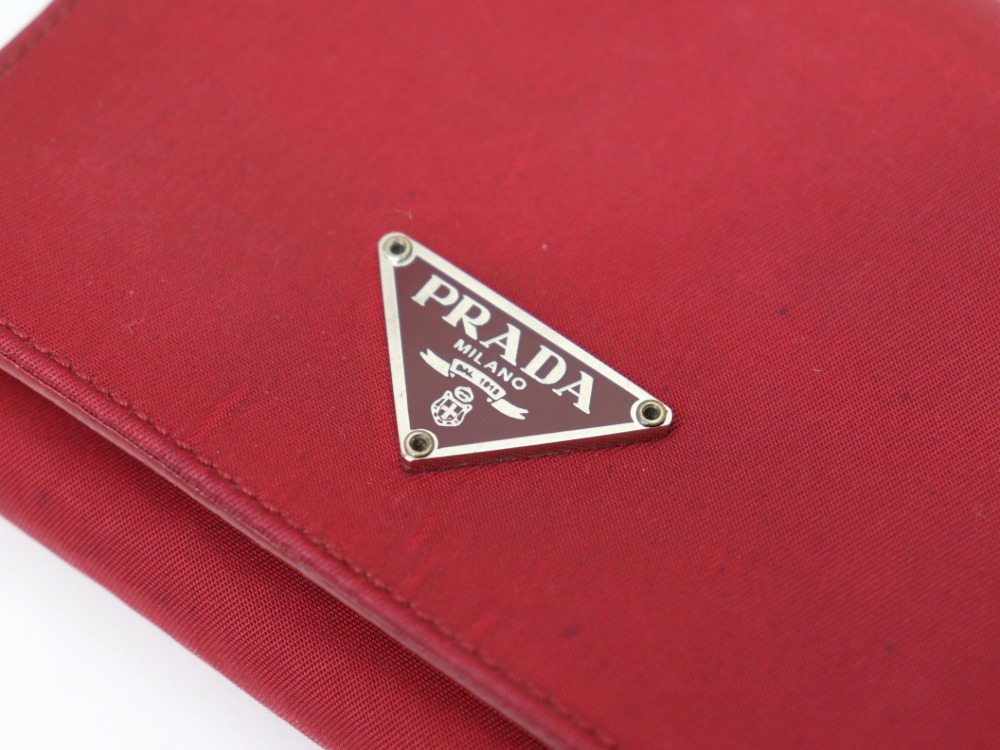 プラダの三つ折り財布ロゴ