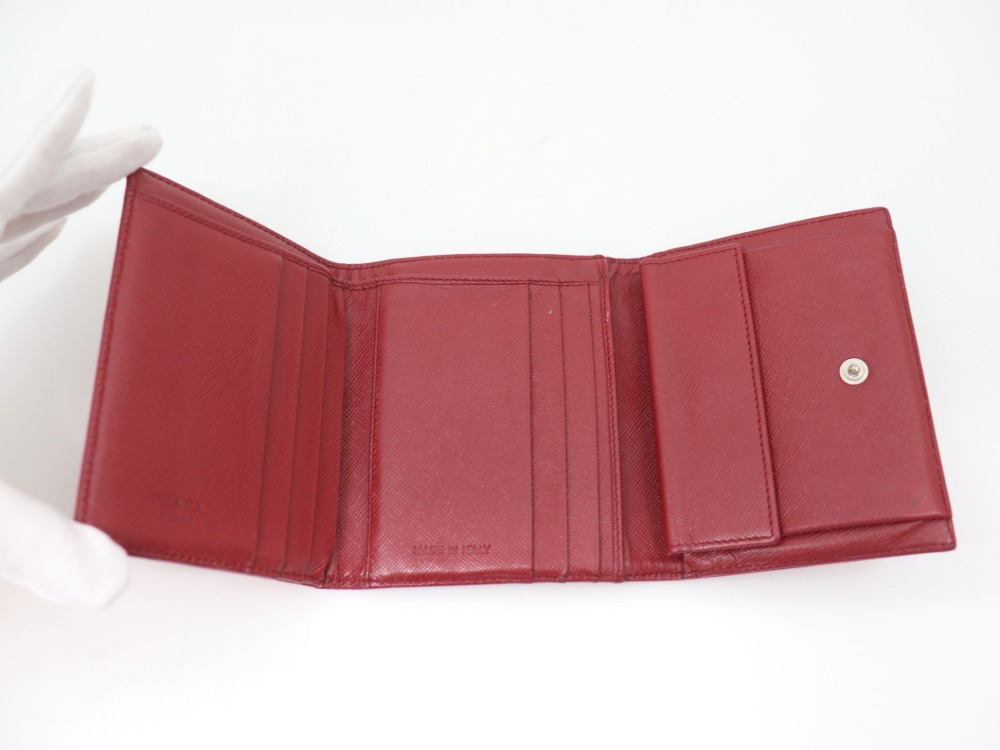 プラダの三つ折り財布内側