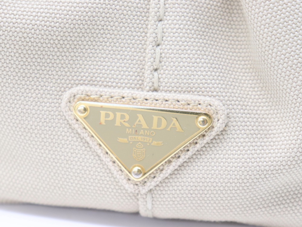 プラダカナパトートバッグロゴ