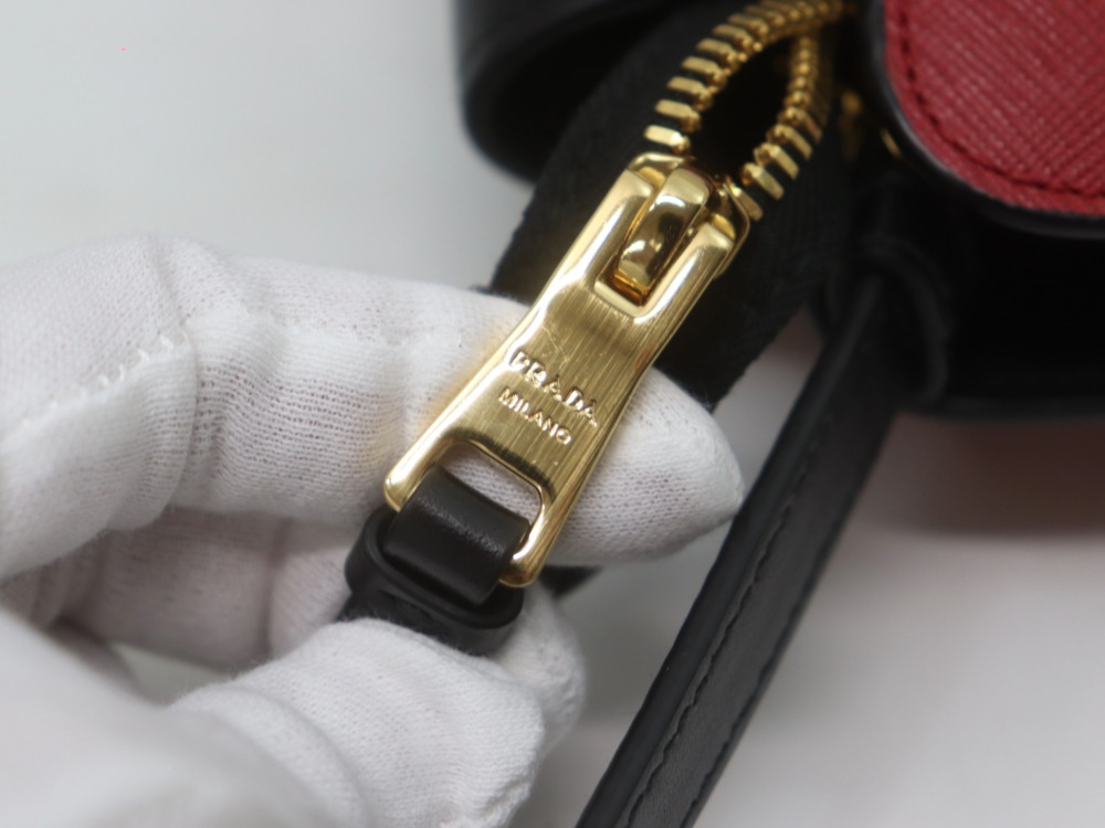 プラダサフィアーノハンドバッグ金具