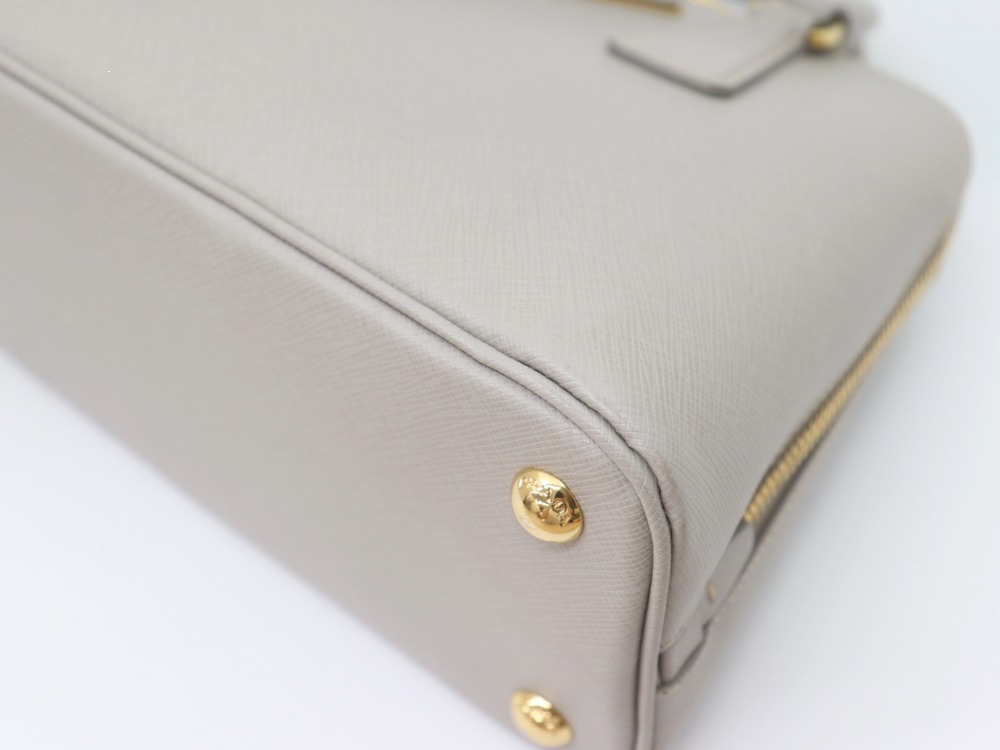 プラダサフィアーノレザーハンドバッグ角