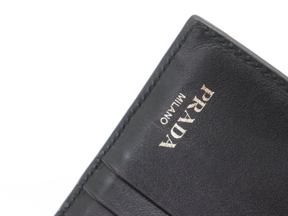 プラダサフィアーノ三つ折り財布ロゴ