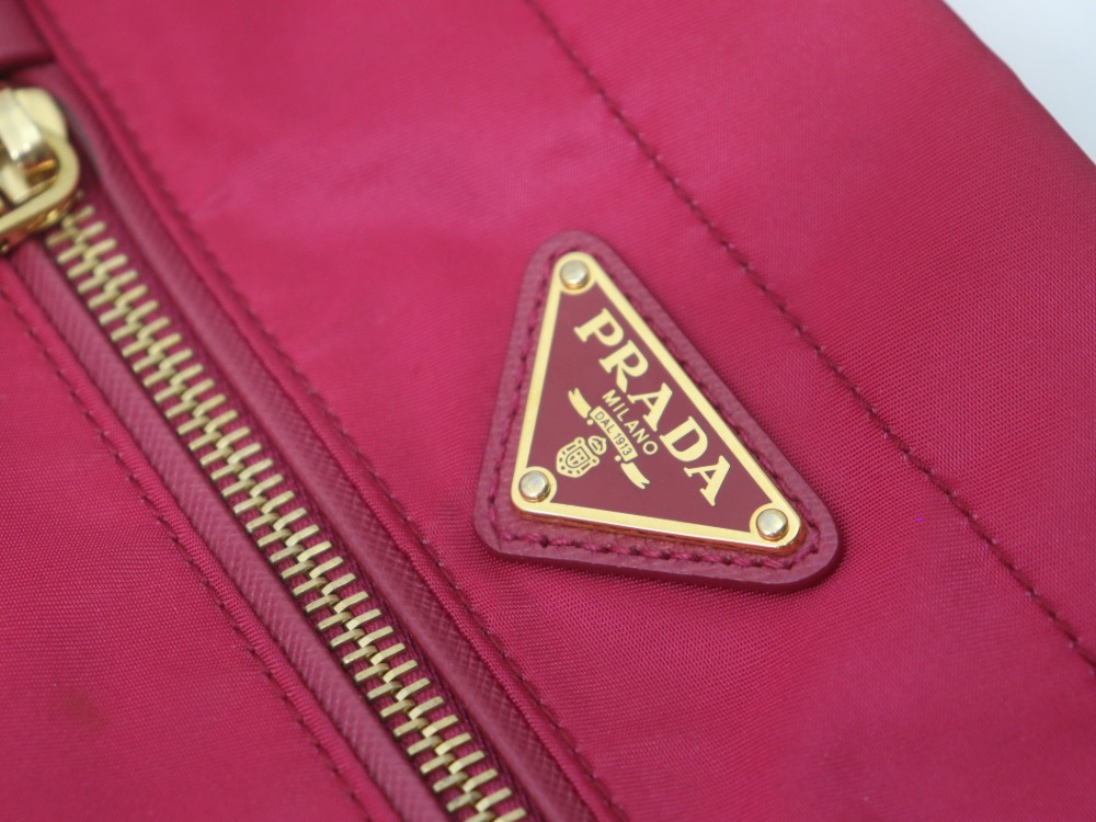 プラダショルダーバッグロゴ
