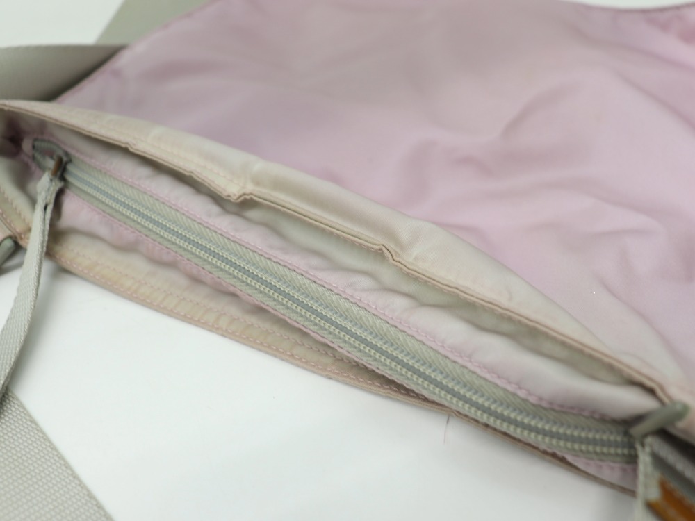 プラダナイロンショルダーファスナー部分