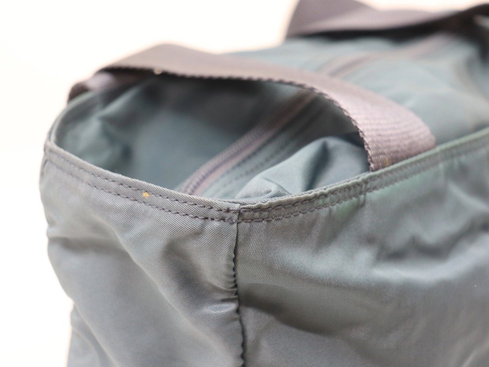 プラダナイロントートバッグ変色