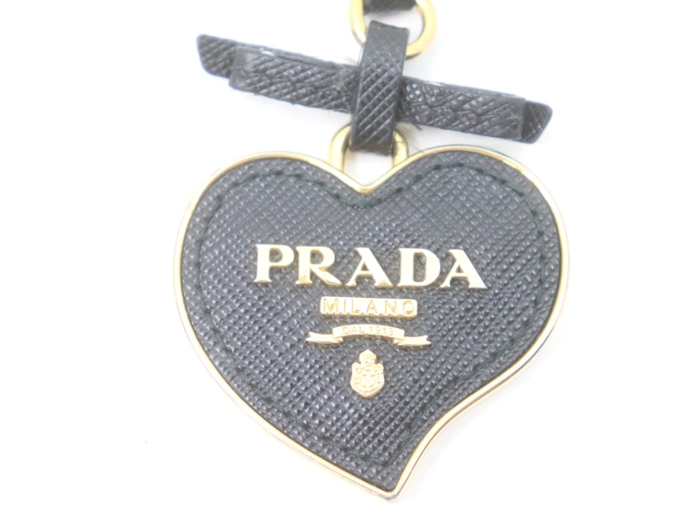 プラダハートキーリングロゴ