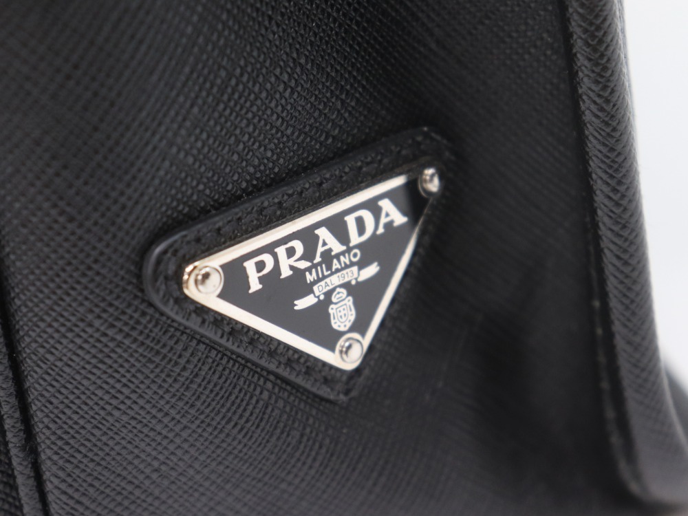プラダビジネスバッグロゴ