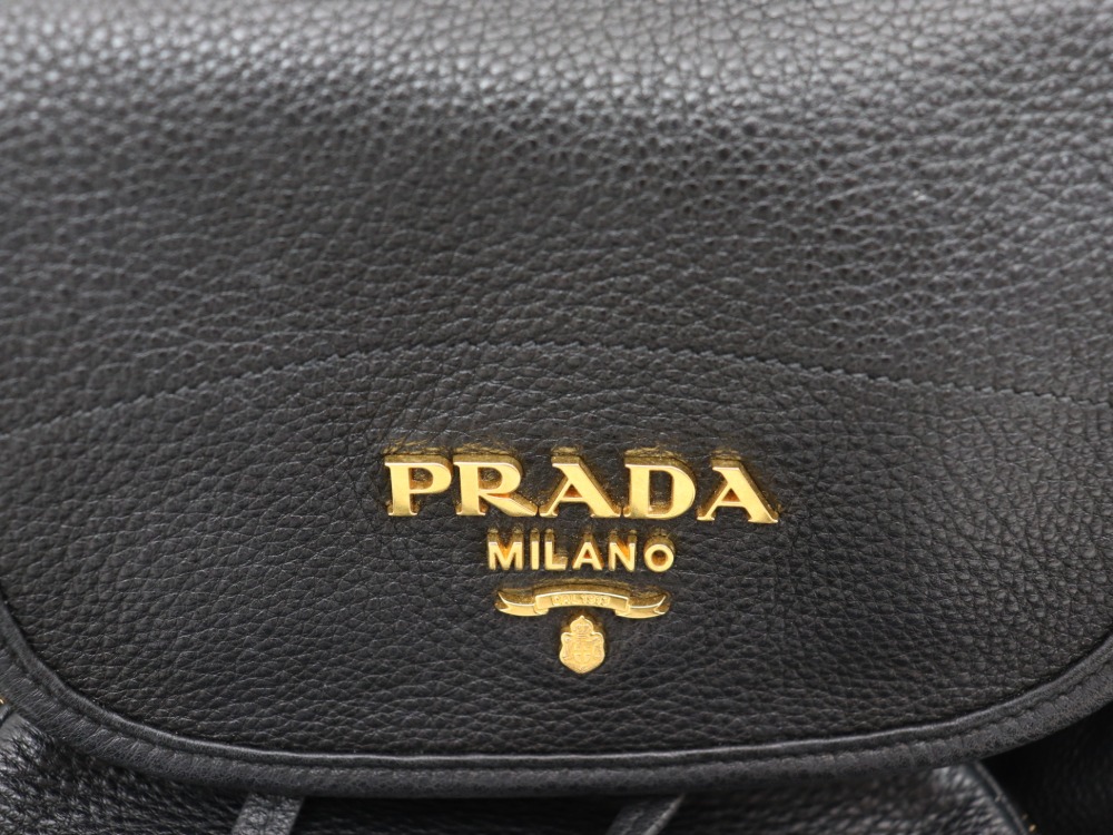 プラダリュックロゴ