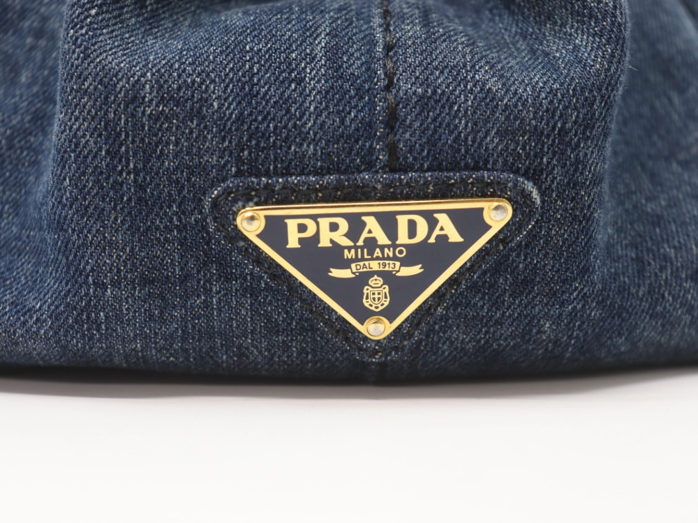 ボロボロのプラダカナパトートロゴ