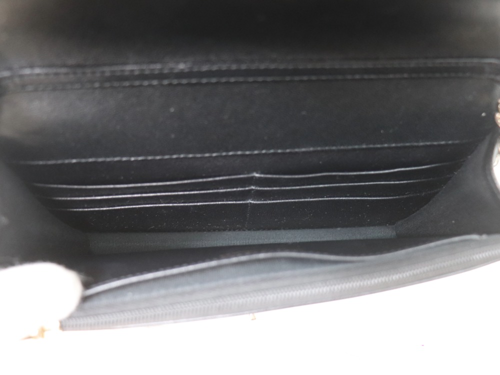 シャネルのチェーンウォレット内側