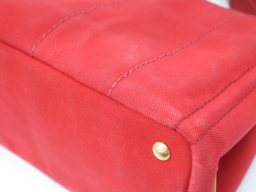 プラダカナパトートバッグレッド角部分