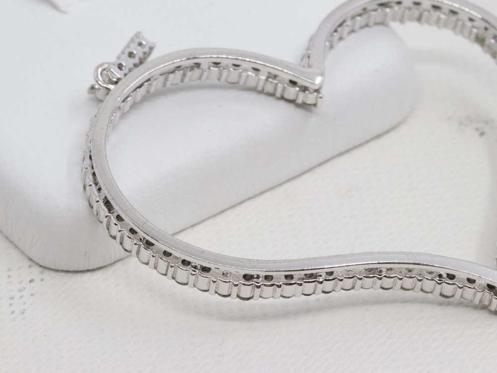 K18WGダイヤチャーム表面