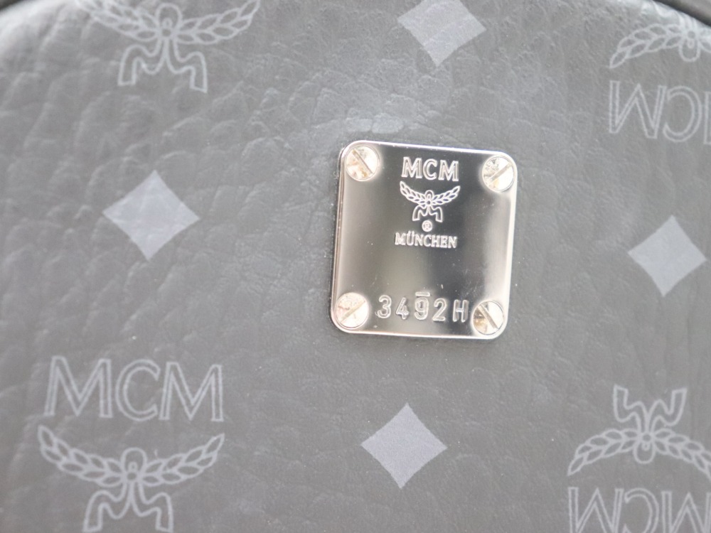 MCMリュックブラックロゴプレート
