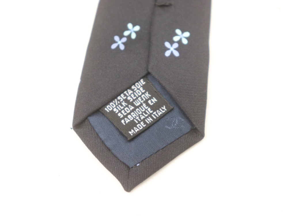 シャネルのネクタイタグ