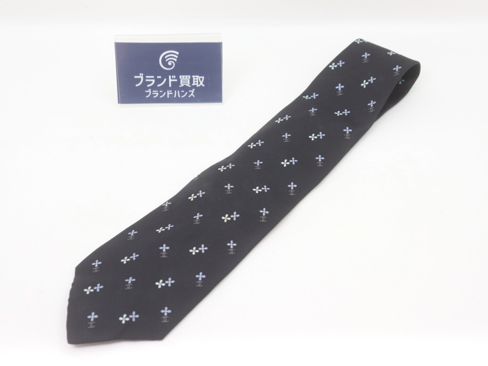 シャネルのネクタイ全体